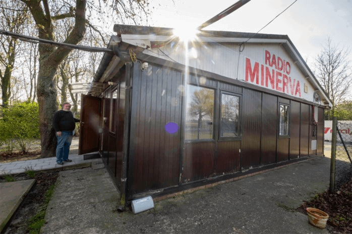 Radio Minerva helpt senioren door eenzame periode: “Onze luisteraars willen hoopvolle liedjes horen”