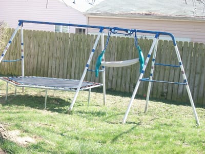 מתקני שעשועים לחצר