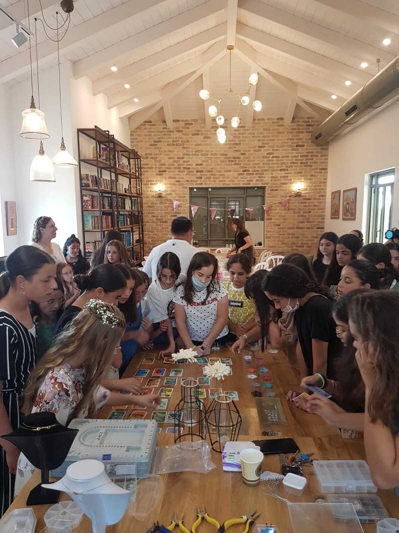 סדנת מיני מי- לעיצוב תכשיטים. מתאימה במיוחד לחגיגות בת המצווש, ימי הולדת לילדות ולנשים שאוהבות תכשיטים עדינים