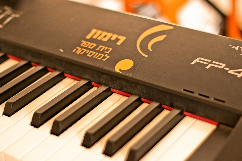 אורגנית עם לוגו של בית ספר למוסיקה רימון